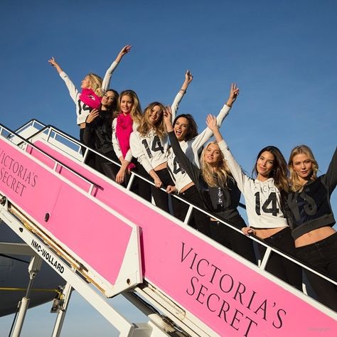 Angels in the Air! Victoria’s Secret Models Travel to London Vs Models Aesthetic, Victoria Secret 2014, Victoria’s Secret Fashion Show, Victoria's Secret Aesthetic, Stile Kendall Jenner, Drømme Liv, Modeling Poses, Victoria's Secrets, Victoria Secret Model