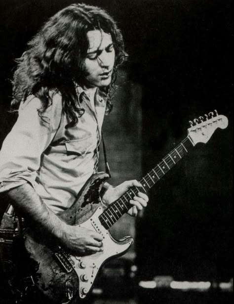 Rory Gallagher 70s Guitar, Rory Gallagher, Blues Musicians, Jimmy Page, Guitar Players, Guitar Hero, Eric Clapton, Blues Rock, Cool Guitar