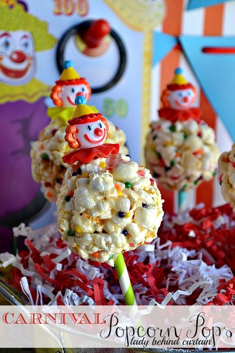 Popcorn party pops.. how adorable and fun! Top with clown faces or animals for birthday parties, pacifier rings for baby shower, plastic wedding ring or champagne bottle favors for bridal shower, Santa faces for Christmas.. etc :) Easy Caramel Corn, Carnival Popcorn, Caramel Corn Easy, Theme Carnaval, Carnival Birthday Party Theme, Clown Party, Easy Caramel, Carnival Food, Popcorn Balls