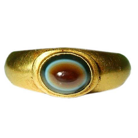 This is an ancient ring from the time of the Roman empire, in the 2nd-3rd century. It's made of gold, with color banded sardonyx. History Of Jewelry, Ancient Rings, Ancient Roman Jewelry, Roman Ring, Ancient Greek Jewelry, Ancient Jewels, Roman Jewelry, Ancient Jewellery, The Roman Empire