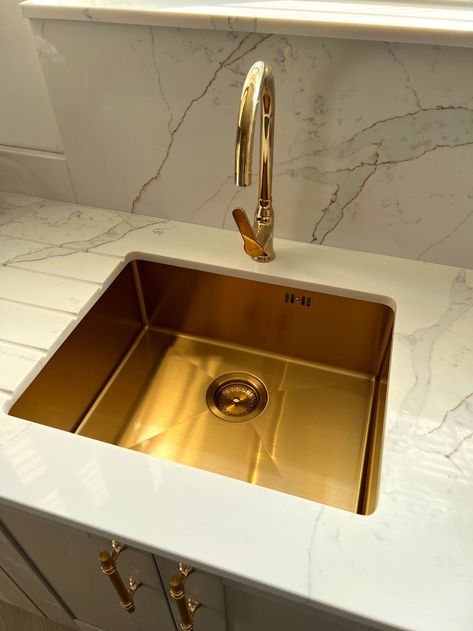 Golden Sink Kitchen, Luxury Sinks Kitchen, Luxury Kitchen Accessories, Brass Sink Kitchen, Gold Sink Kitchen, Muji Kitchen, Gold Kitchen Sink, Under Mount Kitchen Sink, Gold Sink