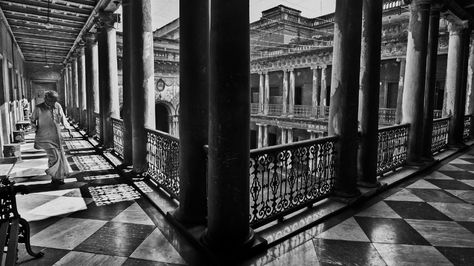 Old Kolkata Aesthetic, Indian Courtyard, Selfie Zone, Old Bengali House, Kolkata Old Houses, Corinthian Pillar, Indian Museum Kolkata, Streets Of Kolkata, Courtyard Houses