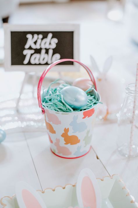 8 quick steps to plan your Easter celebration. Setting the perfect table or picnic for kids with PartyGeenius Boutique. Picnic For Kids, Easter Kids Table, Candy Club, Party Expert, Themed Desserts, Set The Table, Kids Table, Bunny Figurine, Easter Activities