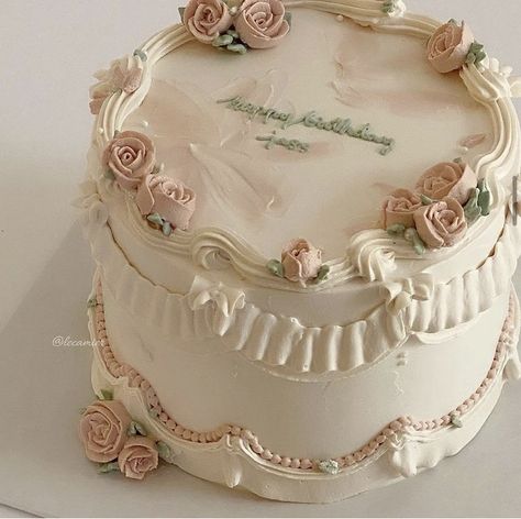 Dainty Cakes Aesthetic, Old Money Cake Ideas, Couqutte Cake, Coquette Cake Ideas, White Cake Design Birthday, Vintage Circle Cake, Aethstetic Cake, Dainty Birthday Cake, Easy Vintage Cake