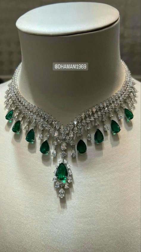 Royal Jewelry Aesthetic, Princesa Real, Neck Pieces Jewelry, Antique Necklaces Design, Antique Jewellery Designs, Pretty Jewelry Necklaces, High Fashion Jewelry, Fancy Jewellery Designs, Expensive Jewelry Luxury