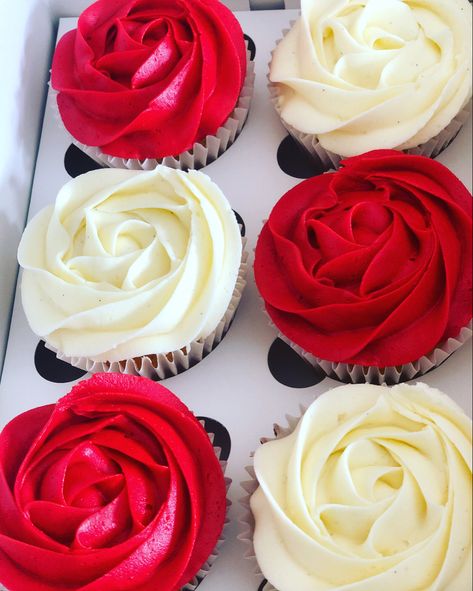 Red Icing Cupcakes, Red Wedding Cupcakes, Red And Gold Cupcakes, Red And White Cupcakes, Muffins Decorados, Hennessy Label, Pharmacy Cake, Valentines Cakes And Cupcakes, Black And White Cupcakes