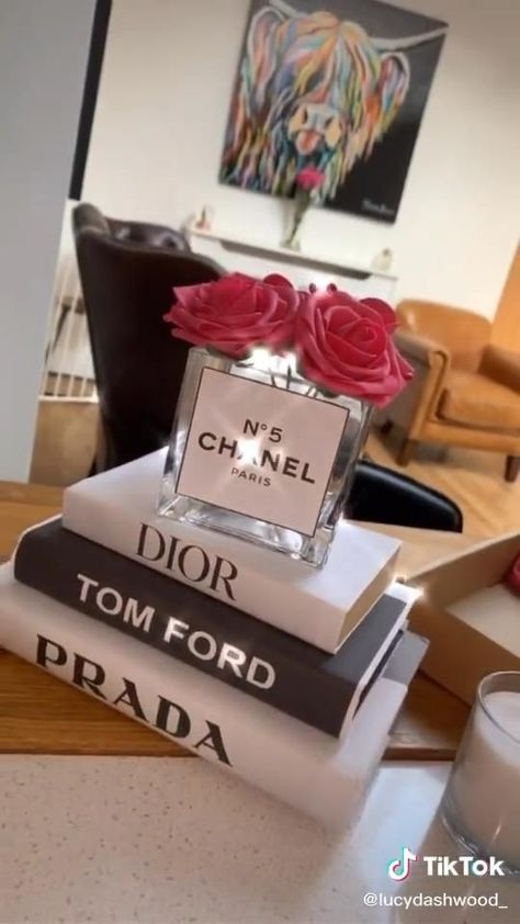 Chanel House Decor, Diy Fashion Books Decor, Chanel Decor Bedroom, Chanel Decoration Home Decor, Diy Glam Room Decor, Chanel Aesthetic Room Decor, Designer Books Decor Diy, Diy Designer Books, Dior Decorations Decor