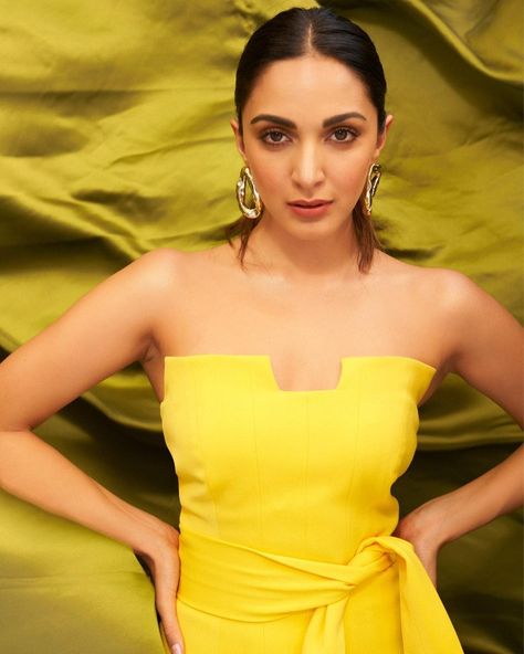 Imran Khan Kiara Advani Makeup, Makeup Yellow Dress, Kaira Advani, Full Sleeve Top, Yellow Suit, Actress Without Makeup, Becoming An Actress, Hollywood Gossip, Kiara Advani