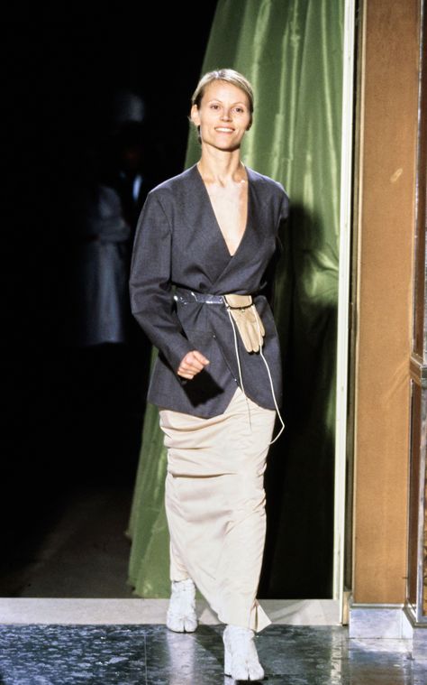 Maison Margiela Spring 1999 Ready-to-Wear Fashion Show Hermes Margiela, Kendall Jenner Fashion Week, Supermodel Outfits, Margiela Archive, 90s Runway Fashion, Anti Fashion, Fashion D, 90s Fashion Outfits, 1990's Fashion