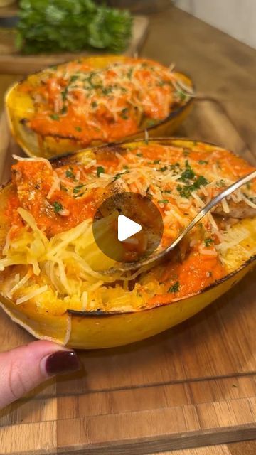 Weight loss plan on Instagram: "vodka sauce spaghetti squash boats 🍝🍅🧀

All you need is 👇🏻
- soaghetti squash
- olive oil
- chicken breasts
- vodka sauce
- heavy cream
- parmesan cheese
- parsley for garnish

If you guys try this one tag me so i can see 😍

More details on my newsletter 💌

#fallrecipes #squash #easyrecipe #highproteinrecipes #dinnerideas" Seasoning For Chicken, Spaghetti Squash Boats, Spaghetti Squash Boat, Squash Boats, Sauce Spaghetti, Chicken Spaghetti Squash, Squash Recipe, Vodka Sauce, Squash Recipes