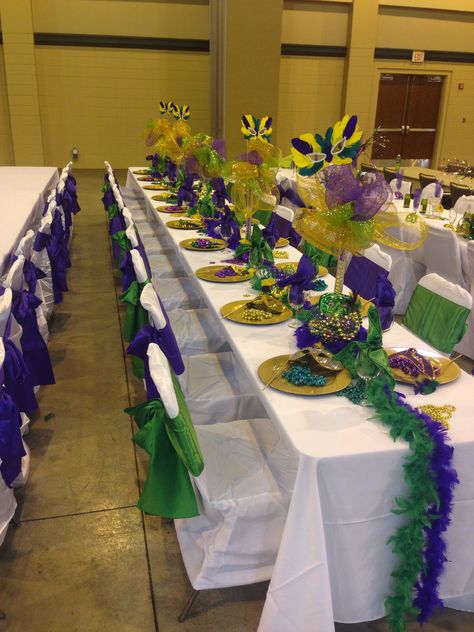 Mardi Gras Ball Table Setup! Mask, Beads, Boas, DecoMesh Top Centerpiece Mardi Gras Treat Table, Mardi Gras Table Decorations Ideas, Mardi Gras Table Decorations Diy, Mardi Gras Themed Wedding, Mardi Gras Ball Table Decorations, Mardi Gras Party Ideas Decoration, Mardi Gras Table Setting, Mardi Gras Ball Decorations, Mardi Gras Diy Decorations