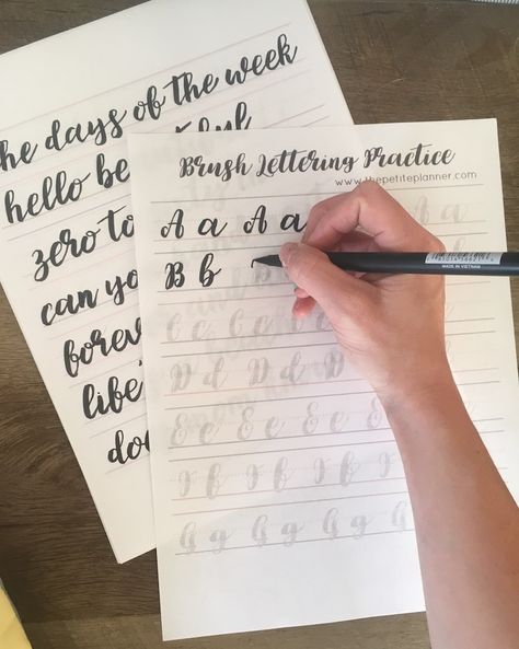 Learn how to do brush lettering in 30 days Free Lettering Worksheets, Brush Lettering Worksheet, Lettering Worksheets, Hand Lettering Practice Sheets, Brush Lettering Practice, Hand Lettering For Beginners, Hand Lettering Worksheet, Brush Pen Lettering, Hand Lettering Practice