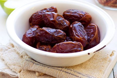 3 Signs It’s Time to Toss Your Dates https://bit.ly/3zYdkgw #recipes #splendidum.com Dates Photography Food, Dates Photography, Charoset Recipe, Holiday Blessings, Expiration Dates On Food, Nose Contouring, Passover Recipes, Healthy Sugar, Coffee Photos