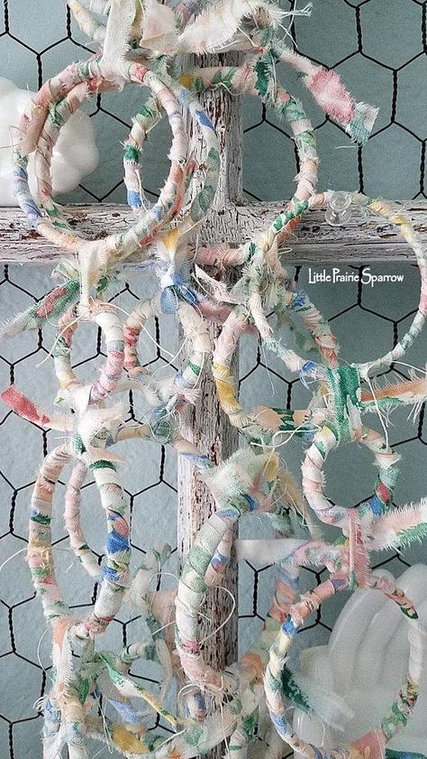 Shabby Chic Garland, Brides Chair, Chain Of Flowers, Vintage Shabby Chic Decor, Doily Art, Chabby Chic, Fabric Weaving, Scrap Fabric Crafts, Market Display