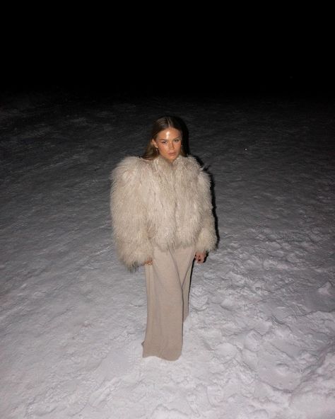 H A N N A S C H Ö N B E R G (@hannaschonberg) • Instagram photos and videos Aspen Style, Hanna Schonberg, Snow Fits, Frozen Outfits, Fur Coat Outfit, Nye Wedding, Fluffy Coat, Snow Outfit, Ski Season