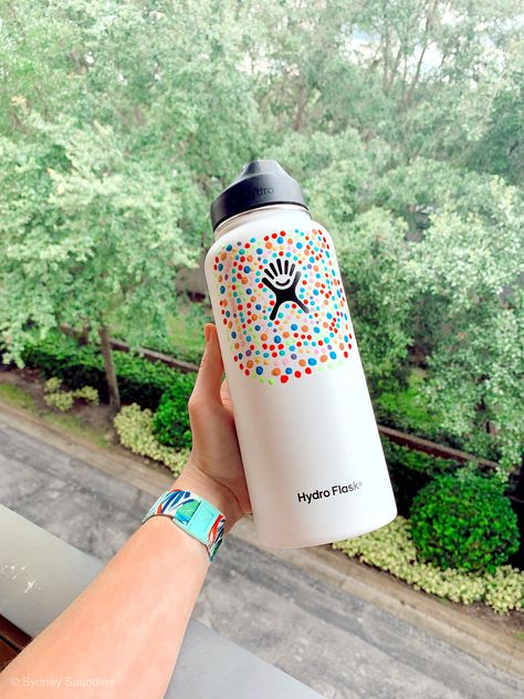 Painted Hydroflask Ideas Easy, Water Bottle Painting Ideas Easy, Hydro Flask Painting, Easy Bottle Painting Ideas, Paint Water Bottle, Hydroflask Painting, Painted Water Bottle, Flask Drawing, Painted Hydroflask