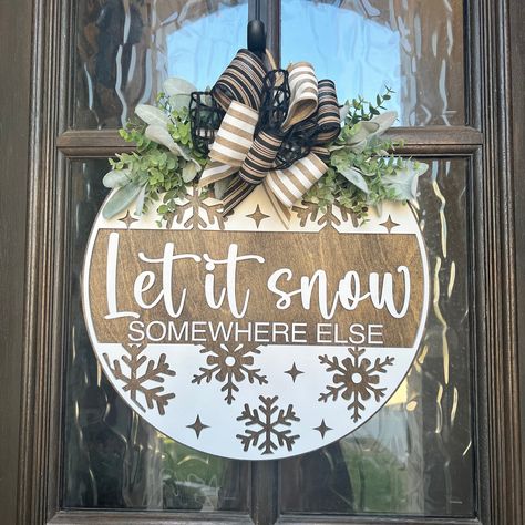 Signs Using Cricut, Winter Door Hanger Ideas, Cricut Door Sign, Winter Door Signs Front Porches, Winter Door Signs Diy, Winter Front Door Wreaths, Winter Front Door Sign, Round Winter Signs, Round Wood Door Signs Diy