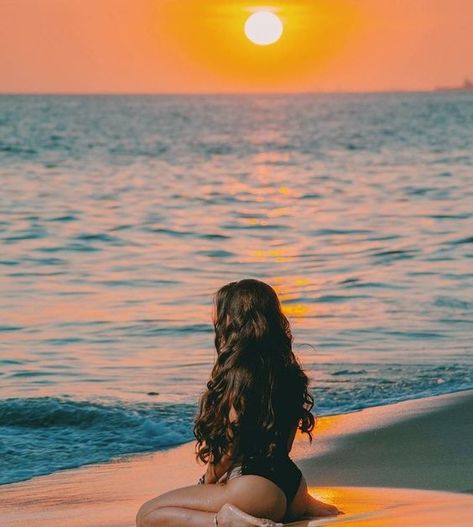 Beach Sunset Photography, Couple Beach Pictures, Pool Picture, Photographie Portrait Inspiration, Shotting Photo, Beach Photography Poses, Beach Shoot, Tropical Beaches, Beach Poses