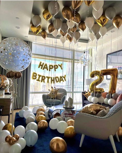 Hotel Room Birthday Photoshoot, Birthday Decor For Him, Birthday Room Surprise, Birthday Decoration Ideas At Home, Hotel Room Decoration, Hotel Birthday Parties, Birthday Decoration Ideas, Surprise Birthday Decorations, 18th Birthday Party Themes