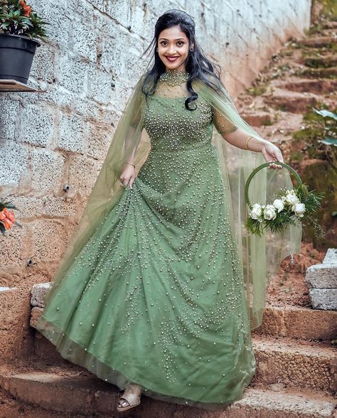 3,781 Likes, 3 Comments - Brides Of Kerala (@bridesofkerala) on Instagram: “Bride Sruthi . . . . . . . . ——————————— To get featured, send your photos to…” Engagement Dress For Bride Indian Gown Simple, Gowns Dresses Indian Engagement, Indian Party Wear Gowns, Wedding Kerala, भारतीय दुल्हन संबंधी, Engagement Dress For Bride, डिजाइनर कपड़े, Indian Wedding Gowns, Party Wear Gowns