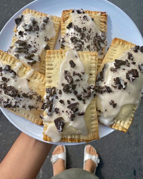 Oreo Pop Tarts, Homemade Pop Tarts Recipe, Poptart Recipe, Cinnamon Roll Bread, Oreo Pops, Ice Cream Cookies, Weird Food, Homemade Snacks, Low Carb Snacks