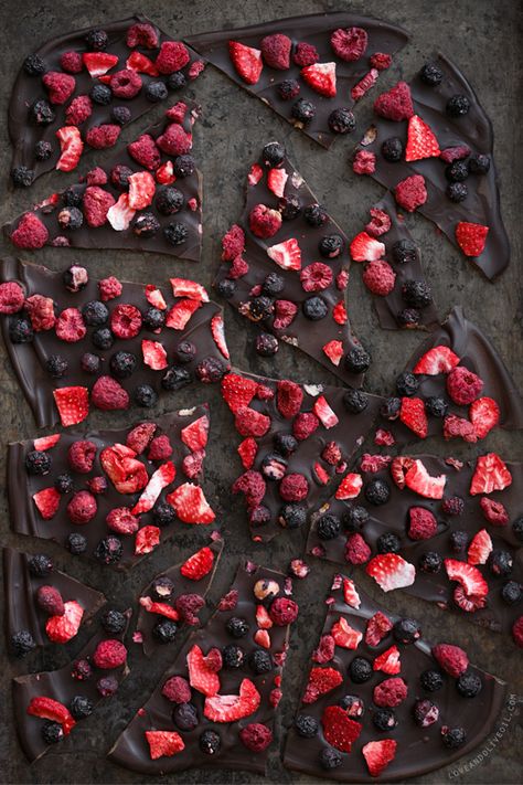 Easy Fruity Chocolate Bark made with dark chocolate and freeze-dried fruit Candy Bark Recipes, Dark Chocolate Bark, Fruity Recipes, Beaux Desserts, Chocolate Bark Recipe, Sweet Bites, Candy Bark, Freeze Dried Fruit, Bark Recipe