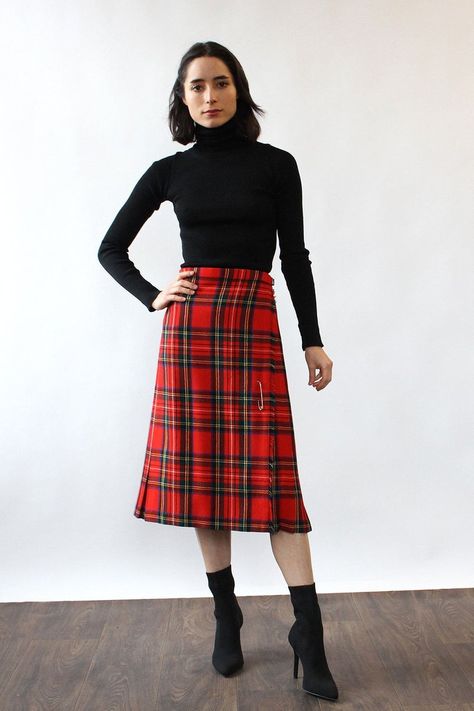 Classic Kiltie Skirt S/M | Etsy Skirt Outfit Winter, Mode Tartan, Vintage Wool Skirt, 70s Skirt, Tartan Fashion, Vintage Red Dress, Vintage Maxi Skirt, Kilt Skirt, Vintage Midi Dresses