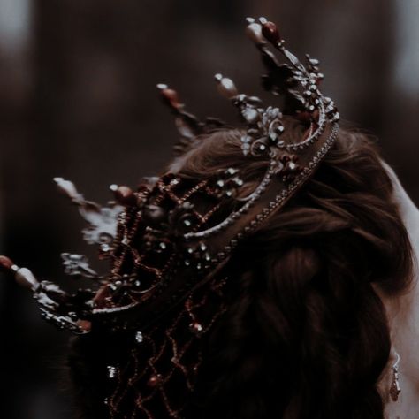 Spanish Royalty Aesthetic, Queen Hairstyles Crown, Dark Queen Aesthetic, Dark Crowns, Dark Royalty Aesthetic, Lyanna Stark, Royalty Core, Fantasy Queen, Crown Aesthetic