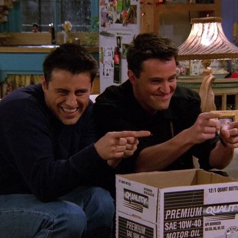 Joey And Chandler, Trio Poses, Joey Chandler, Joey Friends, Comfort Series, Friends Best Moments, Friends Scenes, Happy Stuff, Friends Cast