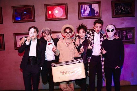 EXO at SM Halloween Party 2014 Exo Smtown, Exo Funny, Exo Chen, Exo Xiumin, Exo Memes, Lu Han, Kim Jongdae, Bts And Exo, Exo Chanyeol