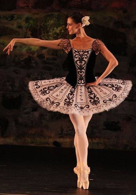 (1) My Compass.Beauty, Love, Grace and History. Ballet Russe, Tutu Ballet, Ballet Beauty, White Tutu, Ballet Inspiration, Russian Ballet, Ballet Art, 파티 드레스, Ballet Photos