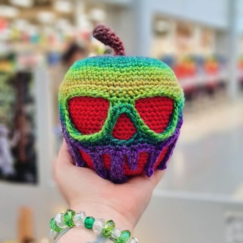 Occult Crochet, Crochet Weird Stuff, Trippy Crochet, Apple Amigurumi, Creepy Crochet, Crochet Apple, Crochet Patterns Ideas, Crochet Skull, Poison Apple