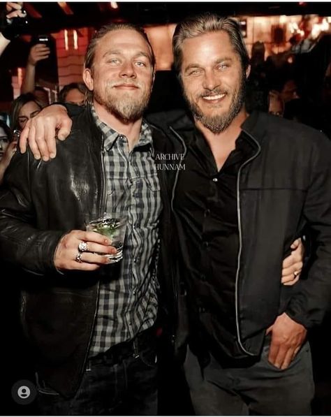 Would love to see them do a project as brothers. Travis Fimmel Charlie Hunnam, Vikings Travis Fimmel, Raleigh Becket, Ragnar Lothbrok Vikings, Vikings Ragnar, Katheryn Winnick, Vikings Tv, Jax Teller, Travis Fimmel