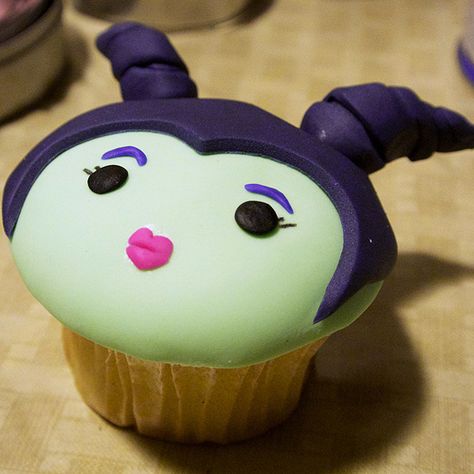 Magnificient Maleficent Cupcakes From Animated Cupcakes Maleficent Cupcakes, Maleficent Cake, Maleficent Party, Disney Villain Party, Cake Paris, Disney Cupcakes, 7th Birthday Party Ideas, Kid Cupcakes, Creative Cupcakes