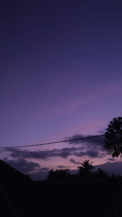 Purple Hour, Nice Backgrounds, Purple Skies, Dusk Sky, Purple Things, Wallpaper Sky, Pretty Skies, Iphone Wallpaper Sky, Sunset Clouds