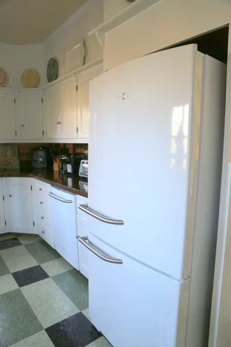 The Perfect Retro Appliances - The Decorologist Period Kitchen, Retro Kitchen Appliances, White Refrigerator, Kitchen Devices, Old Refrigerator, Retro Refrigerator, Retro Appliances, Barn Kitchen, I Gave Up