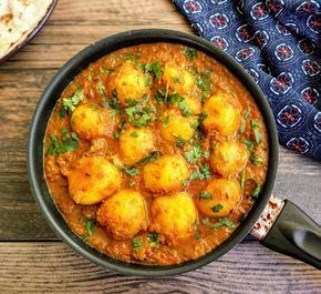 Dum Aloo is a Spicy & scrumptious Indian dish made from baby potatoes slow cooked in a spicy gravy. Paneer Gravy Recipe, Kashmiri Dum Aloo, Dum Aloo Recipe, Butter Masala Recipe, Red Gravy, Dum Aloo, Aloo Recipe, Potato Gravy, Veg Curry