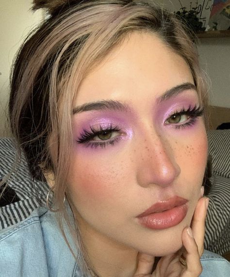 Pink Hair Makeup, Purple Eyeshadow Looks, Purple Makeup Looks, Bold Eyeshadow, Funky Makeup, Dag Make Up, Elegantes Makeup, Mekap Mata, Flot Makeup