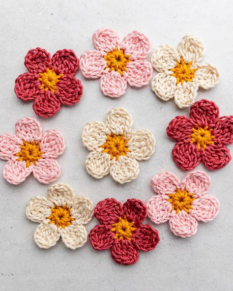 Here's a quick and easy crochet flower pattern you can make with a small amount of yarn in just a few minutes. Flower Applique Patterns Crochet, Sarah Maker, Small Crochet Flowers, Bubble Crochet, Crochet Cards, Crochet A Flower, Crochet Small Flower, Crochet Embellishments, Fall Crochet