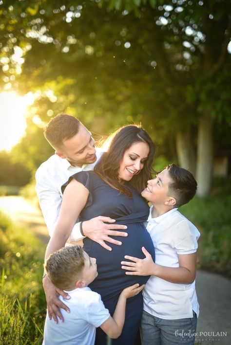 Family Of 4 Maternity Pictures, Family Pregnancy Photoshoot, Shooting Photo Famille, Family Maternity Pictures, Maternity Photography Family, Pregnancy Announcement Photoshoot, Maternity Photography Poses Outdoors, Maternity Photography Poses Couple, Pregnancy Photos Couples