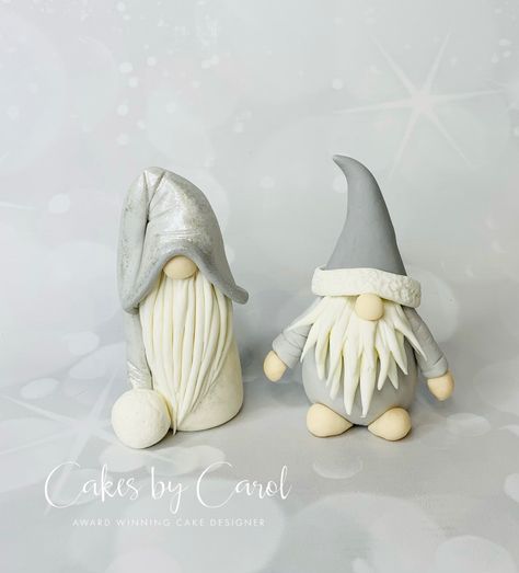 A video tutorial showing you how to make these cute Gonks or gnomes as some people call them, which are ideal for your christmas cakes Clay Christmas Gonks, Christmas Cake Ornaments, Diy Clay Gnomes Tutorials, How To Make A Gonk, Gonk Christmas Cake, Polymer Clay Gnomes Tutorial, Clay Christmas Gnomes, Gonk Cake, Christmas Cake Decorations Fondant