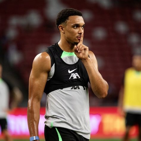 Trent Arnold, Trent Alexander Arnold, Soccer Art, Liverpool Players, Football Boyfriend, Soccer Boyfriend, Alexander Arnold, English Football, Football Boys