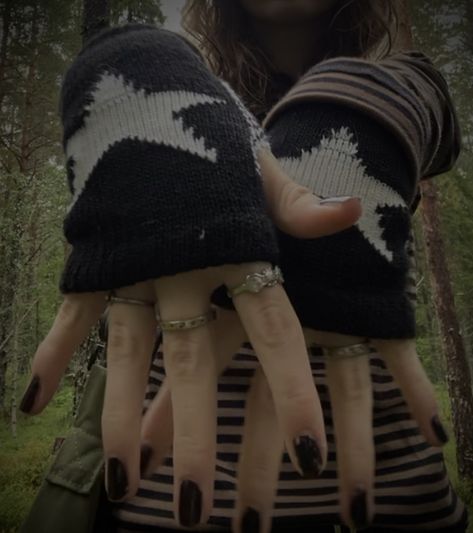 #grunge#fairygrunge#forest Forest Grunge Aesthetic, Star Gloves, Fairygrunge Aesthetic, Grunge Forest, Dark Fairy Grunge, Grunge Pics, Forest Grunge, Grunge Core, Light Grunge