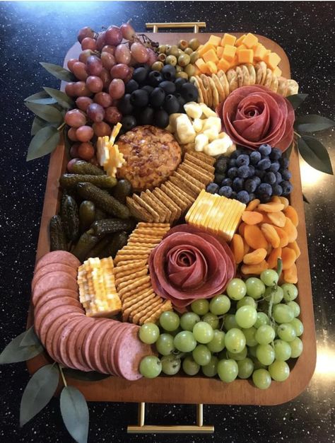 Charturerie Board, Veggie Tray Display, Charcuterie Appetizers, Charcuterie Board Meats, Plateau Charcuterie, Decorações Com Comidas, Catering Ideas Food, Party Food Buffet, Charcuterie Inspiration