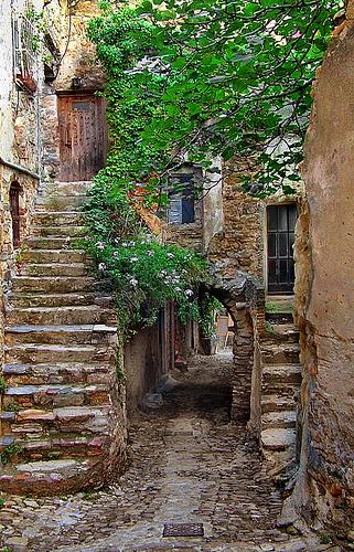 Stone Building, Stone Steps, Matka Natura, France Photos, Beaux Villages, Provence France, Old Stone, Kochi, Pretty Places