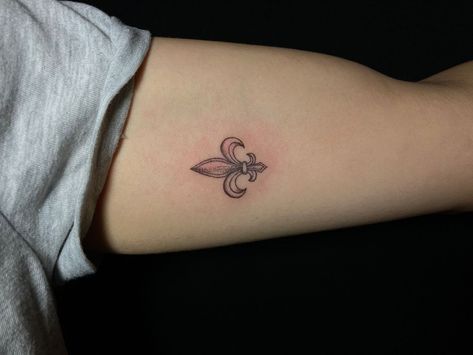 New Orleans Tattoos Small, French Lily Tattoo, Saint Louis Tattoo, Fleur De Lis Tattoo Ideas For Women, New Orleans Inspired Tattoo, Fleur De Lis Tattoo Ideas Small, New Orleans Tattoo Ideas Small, New Orleans Tattoo Ideas, Fluer De Lis Tattoo