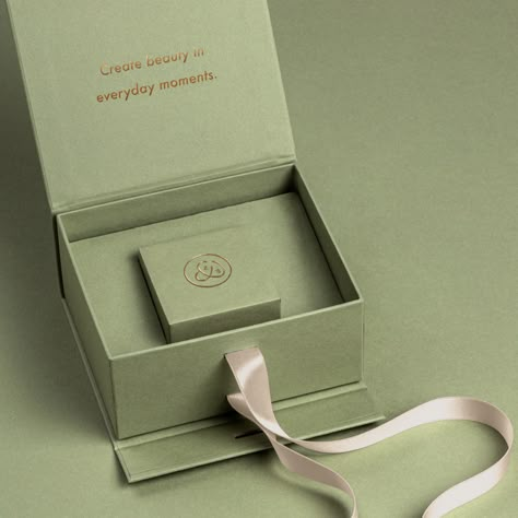 Wholesale Luxury Custom Logo Paper Jewellery Gift Boxes Ring Earrings Necklace Bracelet Jewelry Packaging Box With Ribbon https://m.alibaba.com/product/1600635253765/Wholesale-Luxury-Custom-Logo-Paper-Jewellery.html?__sceneInfo={"cacheTime":"1800000","type":"appDetailShare"} Jewel Packaging, Luxury Jewelry Packaging Boxes, Vision Board Business, Diamond Packaging, Luxury Jewelry Packaging, Jewelry Packaging Ideas, Jewelry Shots, Custom Jewelry Packaging, Accessories Packaging