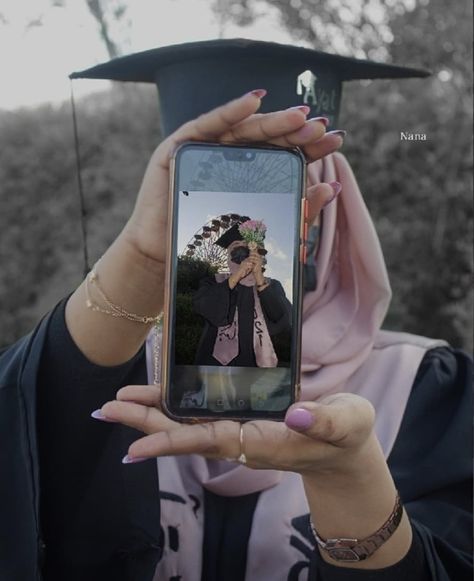 Graduation Posing Ideas, Hair For Graduation, Graduation Cap Design Ideas, Convocation Photography, Cap Decoration Graduation, Graduation Shoot Ideas, Cap Design Ideas, South Yemen, Graduation Pose