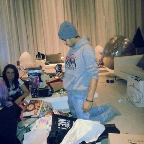 Zerrie on Christmas 2012. I see Perrie in the corner of the picture!!!!!!!:D Zayn Perrie, Zayn Core, Zayn Malik Pics, One Direction Pictures, Louis Williams, Perrie Edwards, I Love One Direction, 1 Direction, Pop Singers