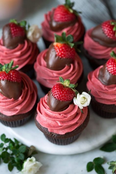 Chocolate Coated Strawberries, Fun Cupcake Recipes, Chocolate Covered Strawberry, Strawberry Frosting, Cupcake Recipes Chocolate, Strawberry Cupcakes, God Mat, Fun Cupcakes, Savoury Cake